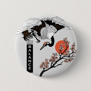 Kranvogel und blühende Sakura Button