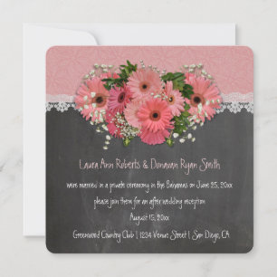 Kranz aus rosa Gänseblümchen auf Schiefertafel-Emp Einladung