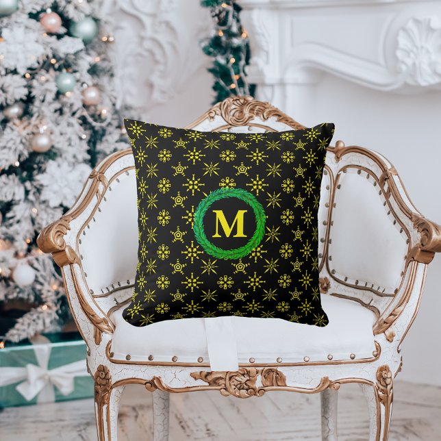 Kranz-Monogramm-Gelbe Schneeflocken Kissen (Wreath Monogram Yellow Snowflakes in Black Throw Pillow)