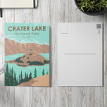 Krater Nationalpark California Vintag Postkarte<br><div class="desc">Kratersee Vektorgrafik Design. Der Park liegt in den Kaskaden-Bergen von Süd-Oregon. Bekannt ist er für seinen berühmten Kratersee,  der durch den heute zusammengebrochenen Vulkan,  den Monte Mazama,  geformt wurde.</div>