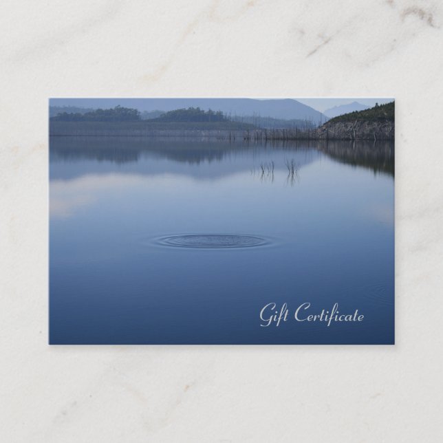 Kräuselung im ruhigen blauen Wasser - Rabattkarte (Vorderseite)