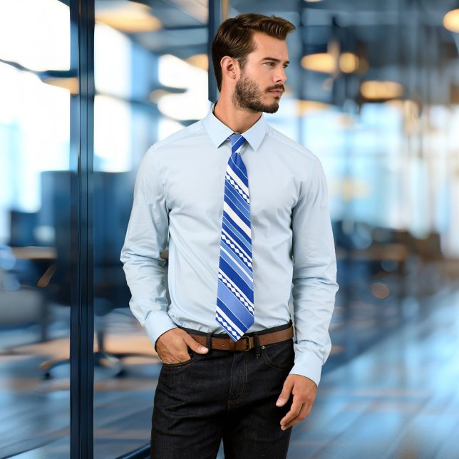 Krawatte aus blauem und weißem Streifen (Modern tie featuring a striped design in blue and white with playful waves - nautical)