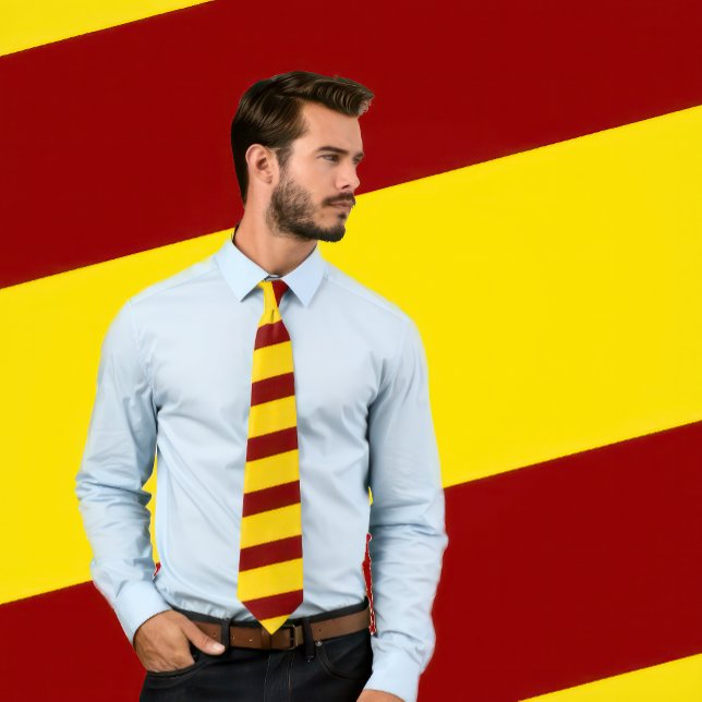 Krawatte aus Maron und Gold (dicke Streifen) (Man wears a necktie with a maroon and golden-yellow stripe pattern.)