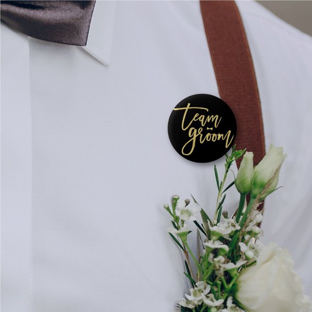 Krawatte-Bachelor-Party-Taste für Team Groom Bow Button ('Team Groom' Bow Tie Gold Brush Script Calligraphy Wedding Rehearsal Pin Button @ fatfatin_blue_knot)