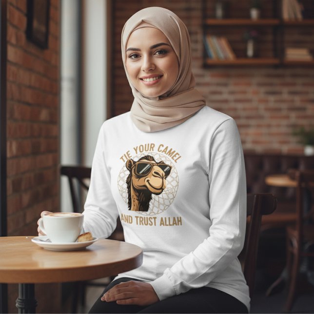 Krawatte dein Kamel und vertraue Allah T-Shirt (Von Creator hochgeladen)