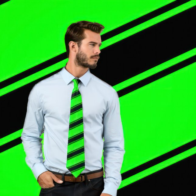 Krawatte der schwarzen und neongrünen Streifen (Man wears a necktie with paired thick and thin black stripes on a neon/lime green.)