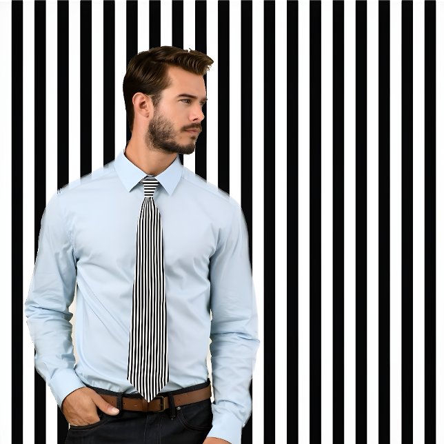 Krawatte der vertikalen Streifen in Schwarz und We (Man wearing a necktie with vertical black and white stripes standing against wall with same pattern.)