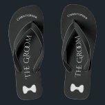 Krawatte für einfache Fun Groom Flip Flops<br><div class="desc">Diese tollen Flip Flops sind für den Bräutigam konzipiert, um sich nach einem langen Tag die Füße retten und die ganze Nacht lang tanzen zu können! Sie zeichnen sich durch ein schlichtes Weiß in schwarzem Design aus, wobei sein Name oben steht, die in klassischen Buchstaben in der Mitte geschriebenen Worte...</div>