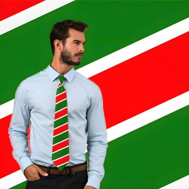 Krawatte rot, weiß und grün (Weihnachtsfarben) (Man wears a Red, White and Green/Christmas Colors Striped Tie.)