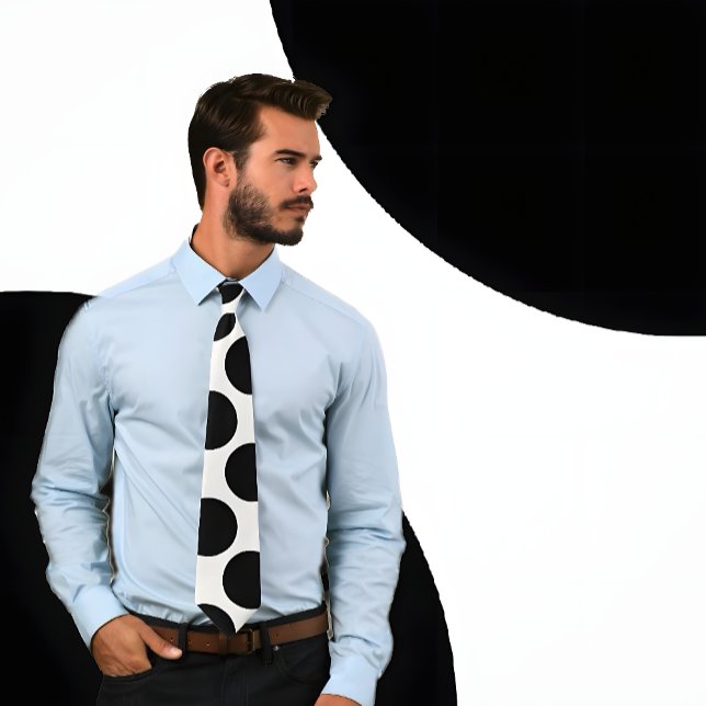 Krawatte "Schwarz auf Weiß Große Kreise" (Handsome man wearing a Black on White Large Circles Tie.)