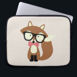 Krawatte und Brille Hipster Brown Fox Laptopschutzhülle<br><div class="desc">Adorable Vektorgrafik eines niedlichen kleinen braunen Fuchs mit einem übergroßen Brillenpaar und rot-weiß polka Punkt Muster Bogen Krawatte.</div>
