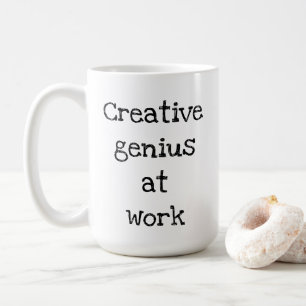 Kreatives Genie bei der Tasse am Arbeitsplatz