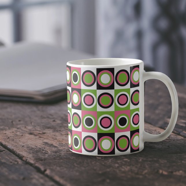 Kreise Retro Muster Pink Schwarz Weiß Kaffeetasse (A mug with a retro pattern of pink, green, black and white squares)