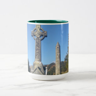 Kreuz und runder Turm Glendalough St. Kevins Zweifarbige Tasse