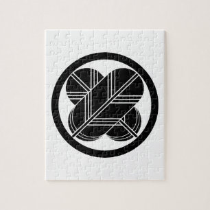 Kreuzende Falkenfedern mit Fuß im Kreis Puzzle