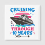 Kreuzfahrt über 10 Jahre Hochzeit Magnet<br><div class="desc">Kreuzfahrt und Hochzeitsgestaltung mit einem Kreuzfahrtschiff und dem Zitat "Kreuzfahrt durch 10 Jahre". Ideal,  um Ihr 10-jähriges Hochzeitsjubiläum mit einer romantischen Kreuzfahrt zu feiern.</div>