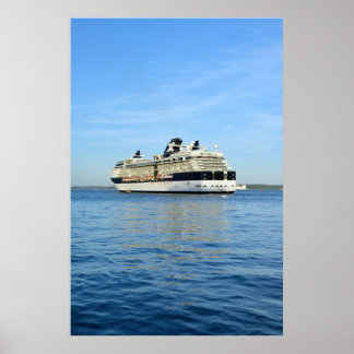 Kreuzfahrtschiff der Berühmtheit, das ins Meer seg Poster
