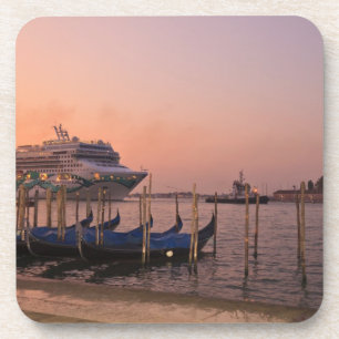 Kreuzfahrtschiff und Gondeln bei Grand Canal, Ital Getränkeuntersetzer