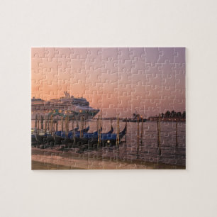 Kreuzfahrtschiff und Gondeln in der Nähe von Grand Puzzle
