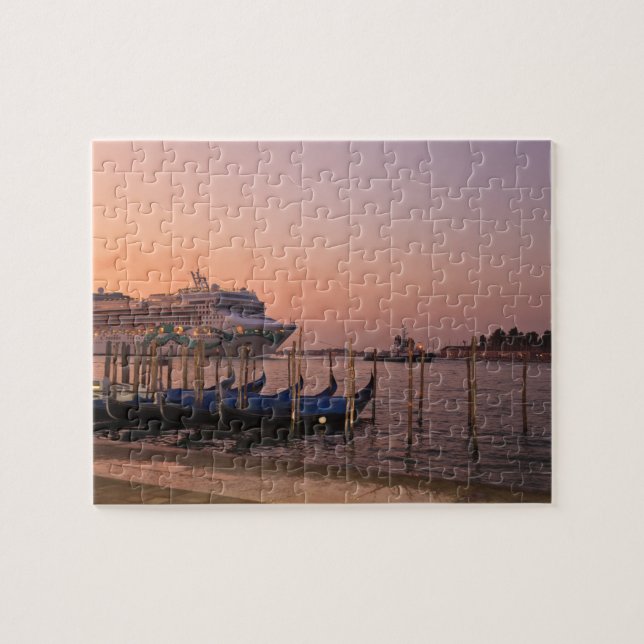 Kreuzfahrtschiff und Gondeln in der Nähe von Grand Puzzle (Horizontal)