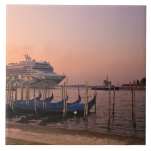 Kreuzfahrtschiff und Gondeln nahe dem Grand Canal, Fliese