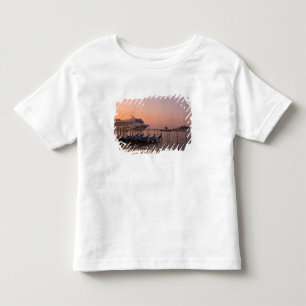 Kreuzfahrtschiff und Gondeln nahe dem Grand Canal, Kleinkind T-shirt