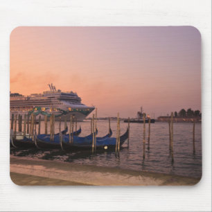 Kreuzfahrtschiff und Gondeln nahe dem Grand Canal, Mousepad