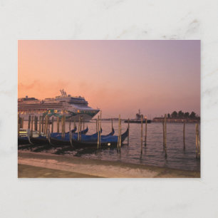 Kreuzfahrtschiff und Gondeln nahe dem Grand Canal, Postkarte