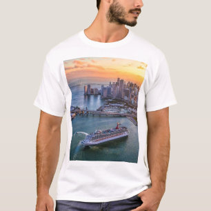 Kreuzfahrtschiff und Küsten-Skyline-Stadtbild von T-Shirt