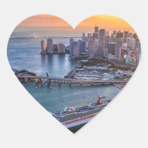 Kreuzfahrtsschiff und Küsten-Skyline von Miami bei Herz-Aufkleber