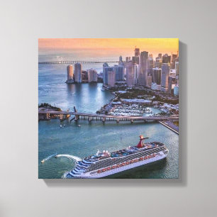 Kreuzfahrtsschiff und Küsten-Skyline von Miami bei Leinwanddruck