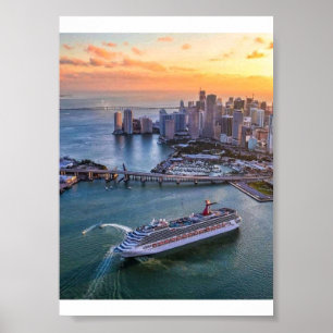 Kreuzfahrtsschiff und Küsten-Skyline von Miami bei Poster