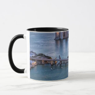 Kreuzfahrtsschiff und Küsten-Skyline von Miami bei Tasse