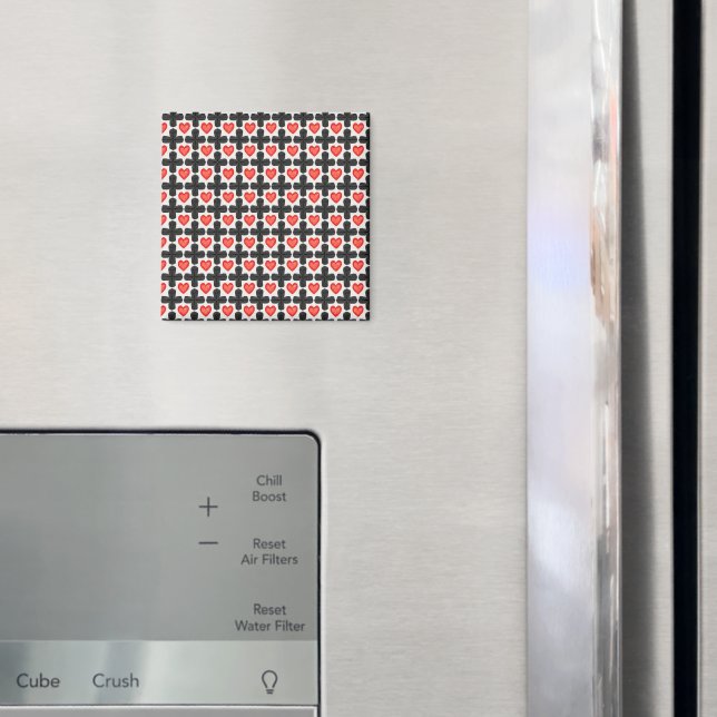 Kreuzförmiges Karomuster mit roten Herzen Magnet (In Situ (Kühlschrank))