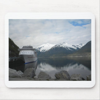 Kreuzschiff angekoppelt in Skagway, Alaska Mousepad