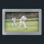 KRICKE RECHTECKIGE GÜRTELSCHNALLE<br><div class="desc">Ein einfaches Kunstdesign eines Cricket-Matches am Sonntag Nachmittag.</div>