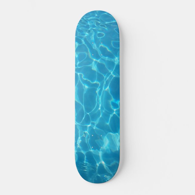 Kristallklarer Himmelblauer Poolwasser Skateboard (Vorderseite)