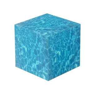 Kristallklares Himmelblau-Poolwasser Würfel