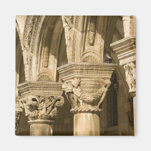 Kroatien, Dalmatien, Dubrovnik. Steinbögen und Magnet