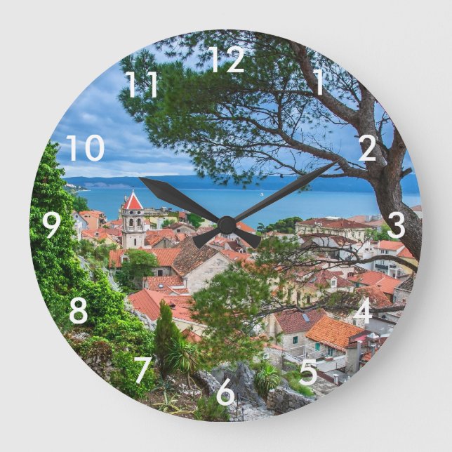 Kroatische Stadt Omis. Große Wanduhr (Vorderseite)