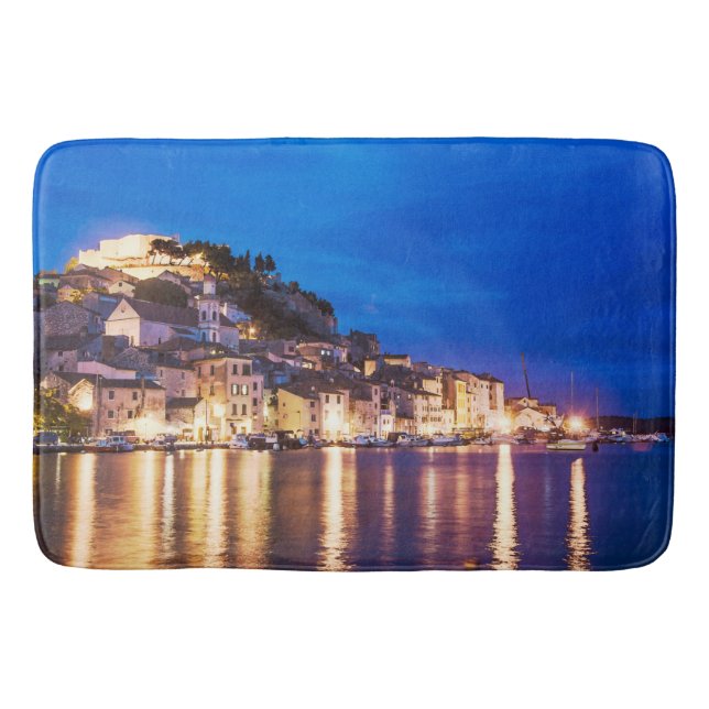 kroatische Stadt Sibenik in der Nacht. Badematte (Vorderseite)