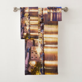 kroatische Stadt Sibenik in der Nacht. Badhandtuch Set