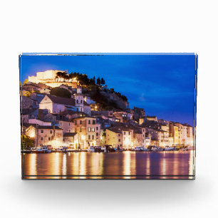 kroatische Stadt Sibenik in der Nacht Fotoblock