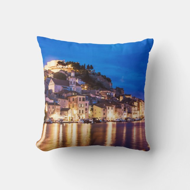 kroatische Stadt Sibenik in der Nacht Kissen (Vorderseite)