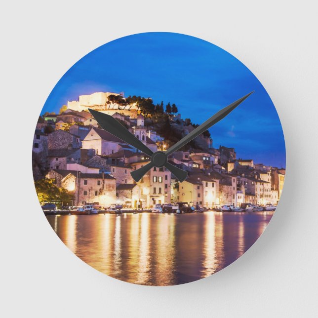 kroatische Stadt Sibenik in der Nacht Runde Wanduhr (Vorderseite)