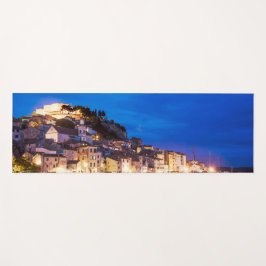 kroatische Stadt Sibenik in der Nacht. Yogamatte