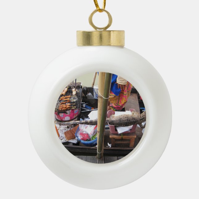 Krokodile Fleisch GRILLEN ... Thailand Street Food Keramik Kugel-Ornament (Vorderseite)