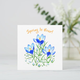 Krokusblüte auf weißer flacher Karte