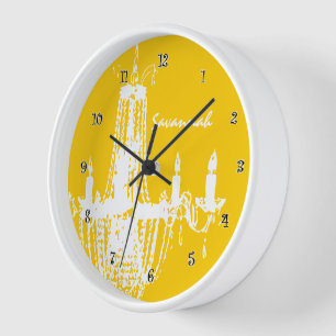Kronometer an der Wand mit Kronleuchter in Senfgel Wanduhr