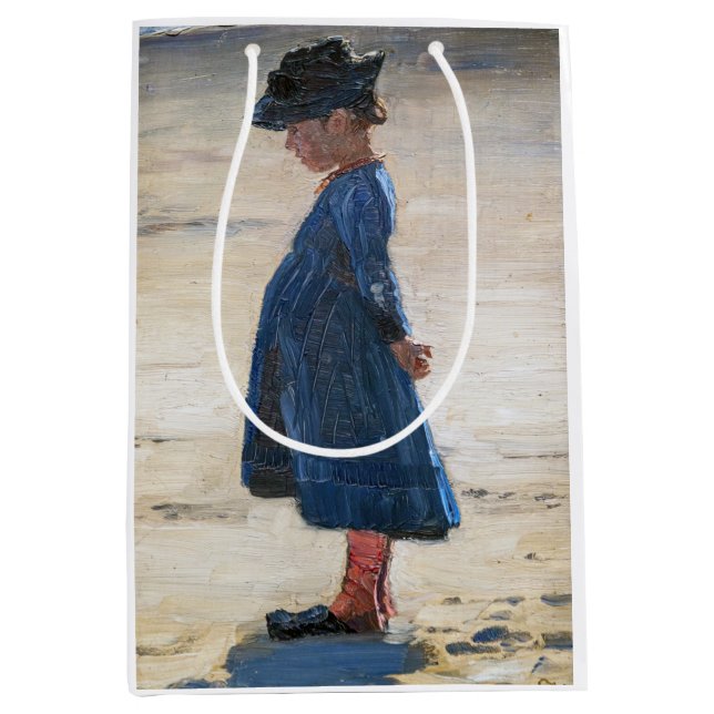 Kroyer - Little Girl stehend am Skagen Beach Mittlere Geschenktüte (Vorderseite)